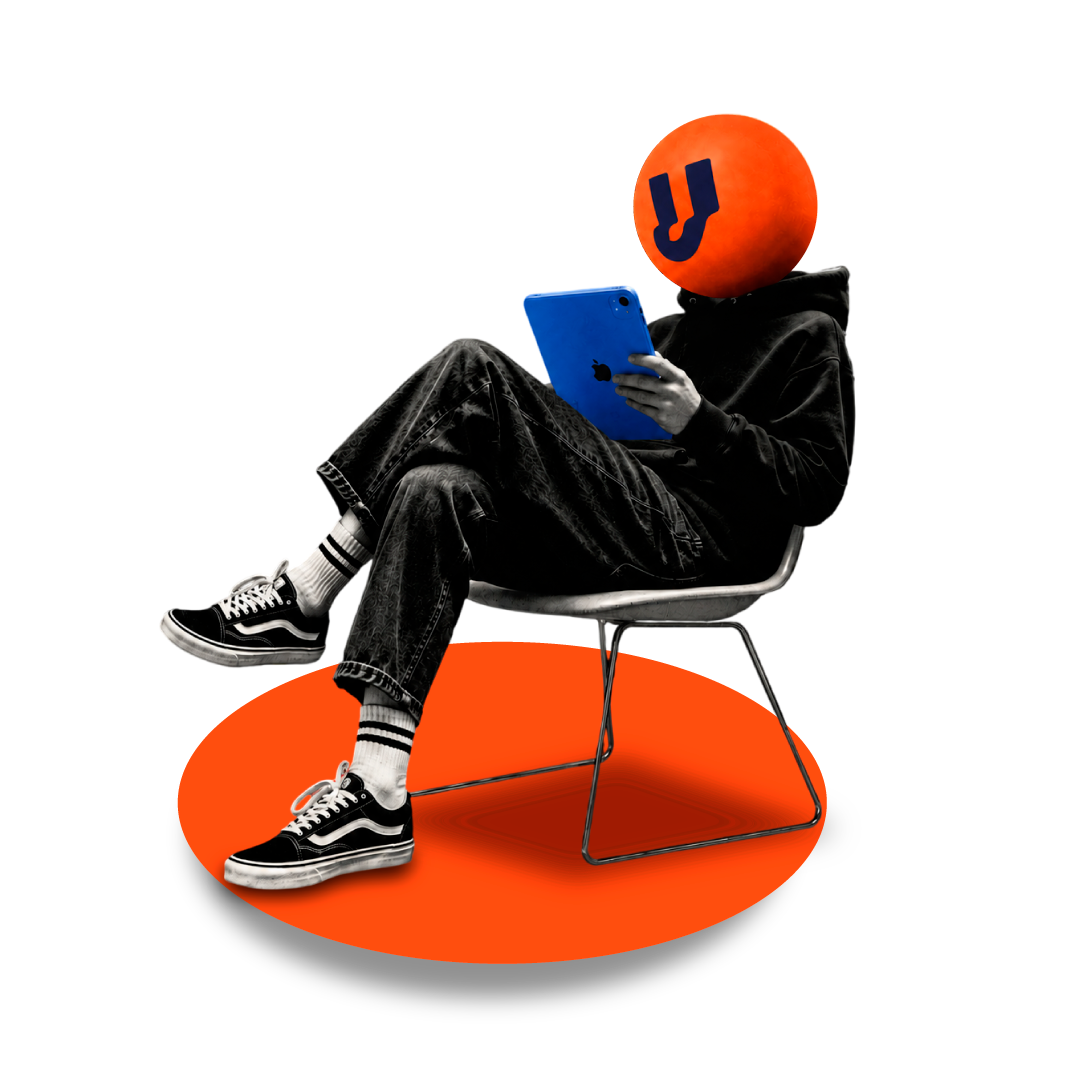 Mascota de Surreal: figura sentada con cabeza esférica naranja y la U de la marca